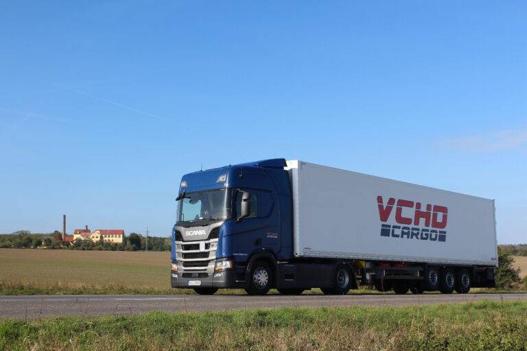 Kamion VCHD Cargo s plachtovým návěsem